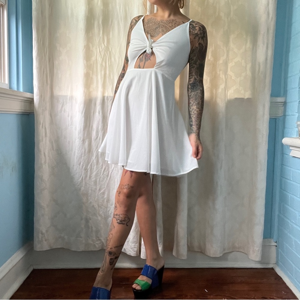 kimchi blue stark white mini dress peep hole sternum size 6